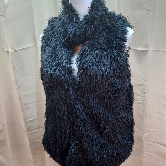 Apt. 9 Black Faux Feather Fur Clasp Front Vest Jacket Fits Small and Medium - Picture 3 of 8